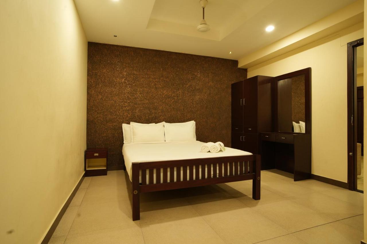 K V Suites Kochi Bagian luar foto