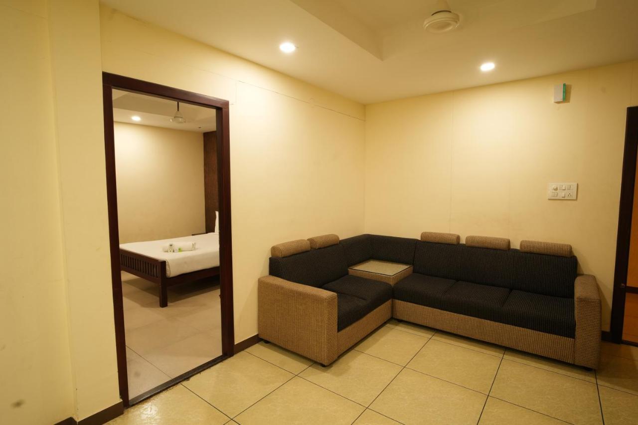K V Suites Kochi Bagian luar foto