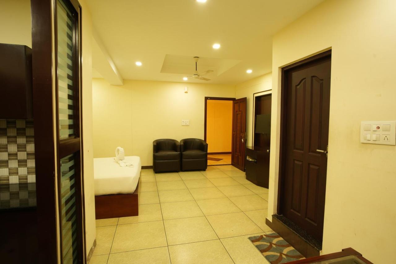 K V Suites Kochi Bagian luar foto