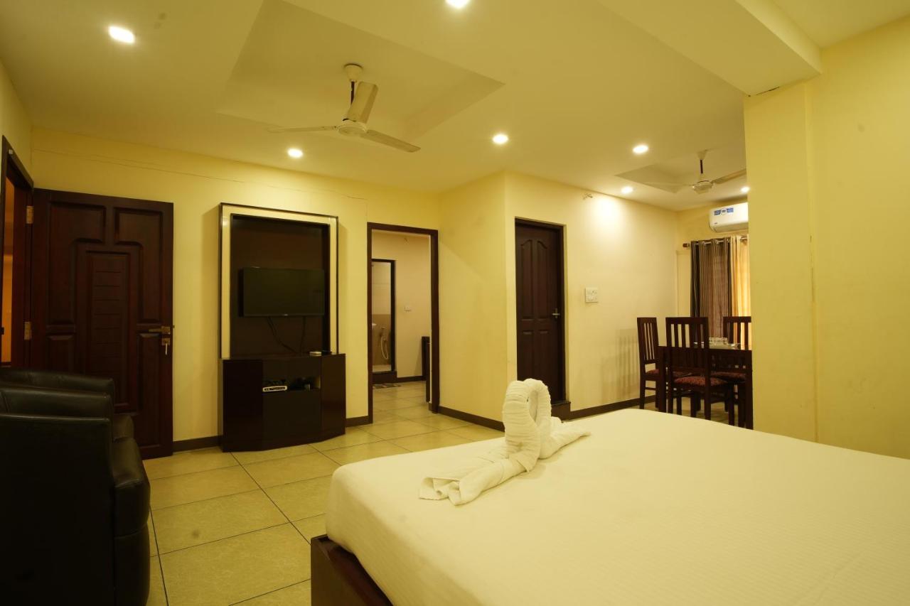 K V Suites Kochi Bagian luar foto