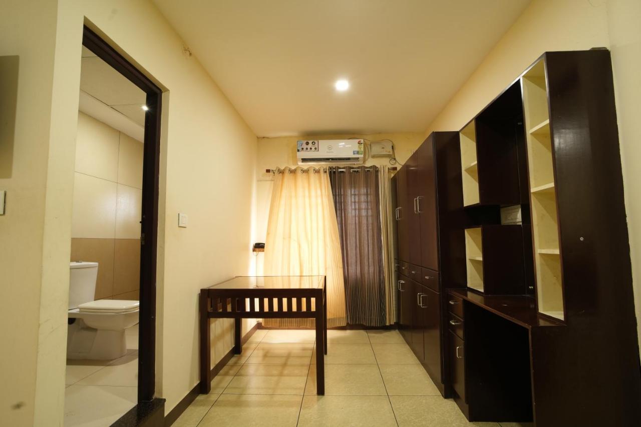 K V Suites Kochi Bagian luar foto