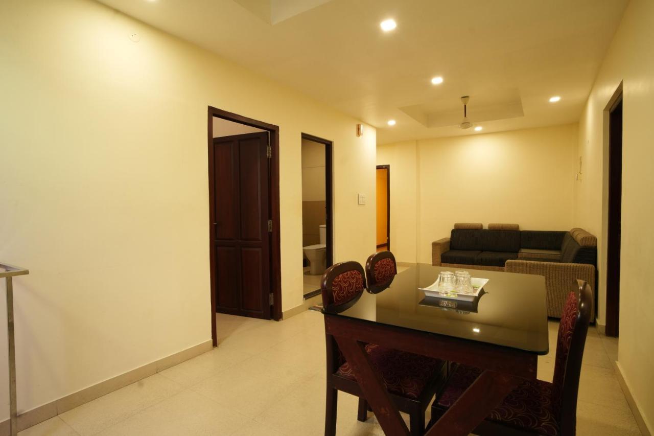 K V Suites Kochi Bagian luar foto