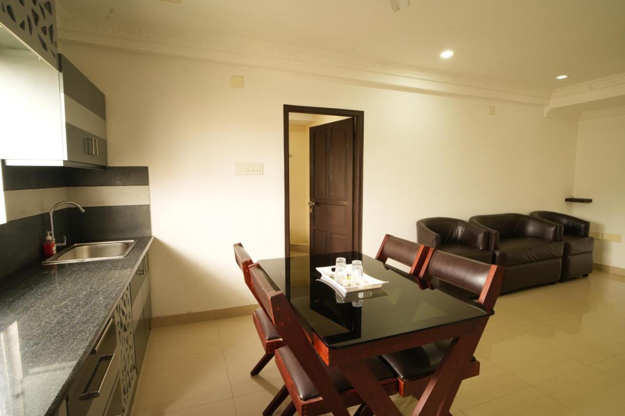K V Suites Kochi Bagian luar foto