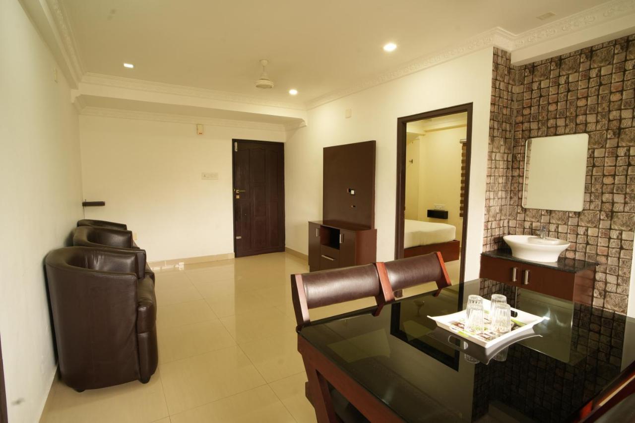 K V Suites Kochi Bagian luar foto