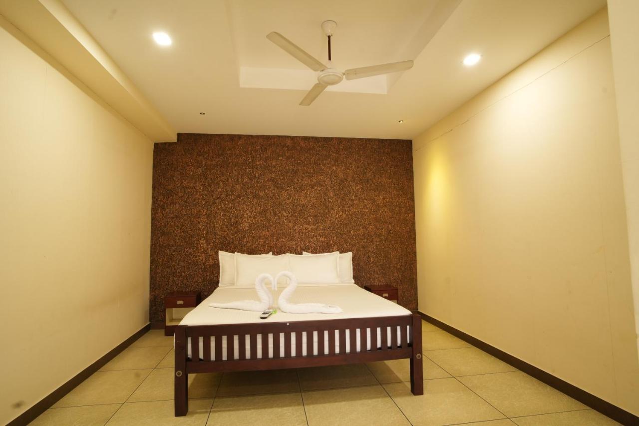 K V Suites Kochi Bagian luar foto