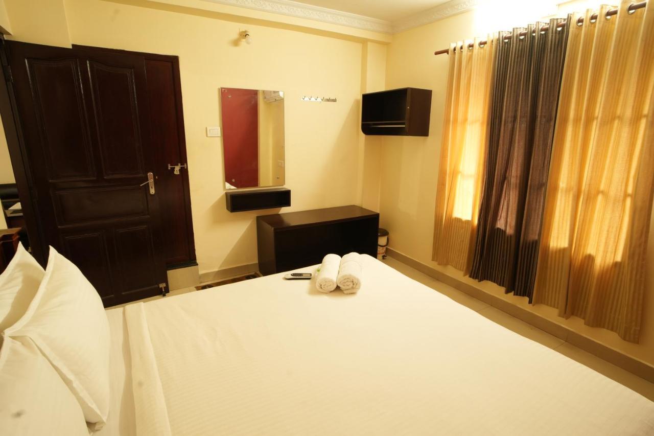 K V Suites Kochi Bagian luar foto