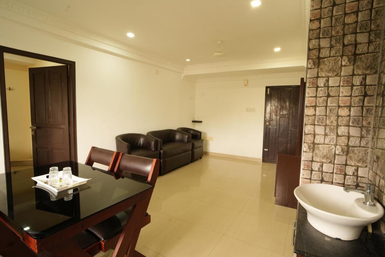 K V Suites Kochi Bagian luar foto