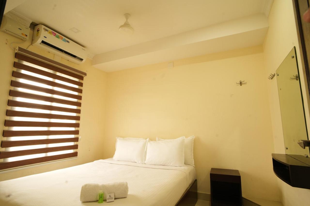 K V Suites Kochi Bagian luar foto