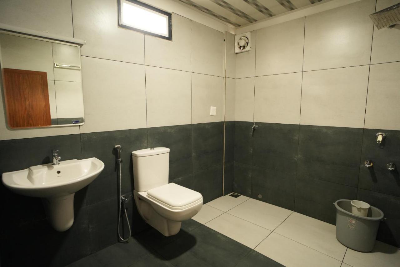K V Suites Kochi Bagian luar foto