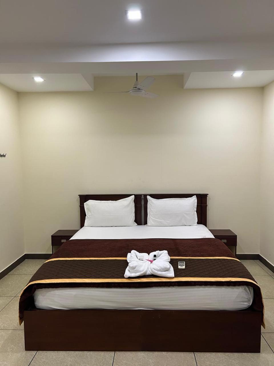 K V Suites Kochi Bagian luar foto