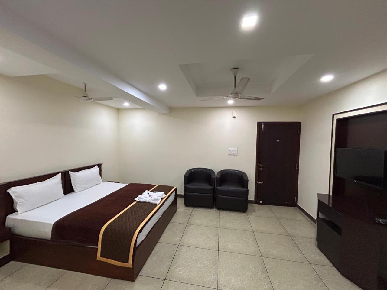 K V Suites Kochi Bagian luar foto
