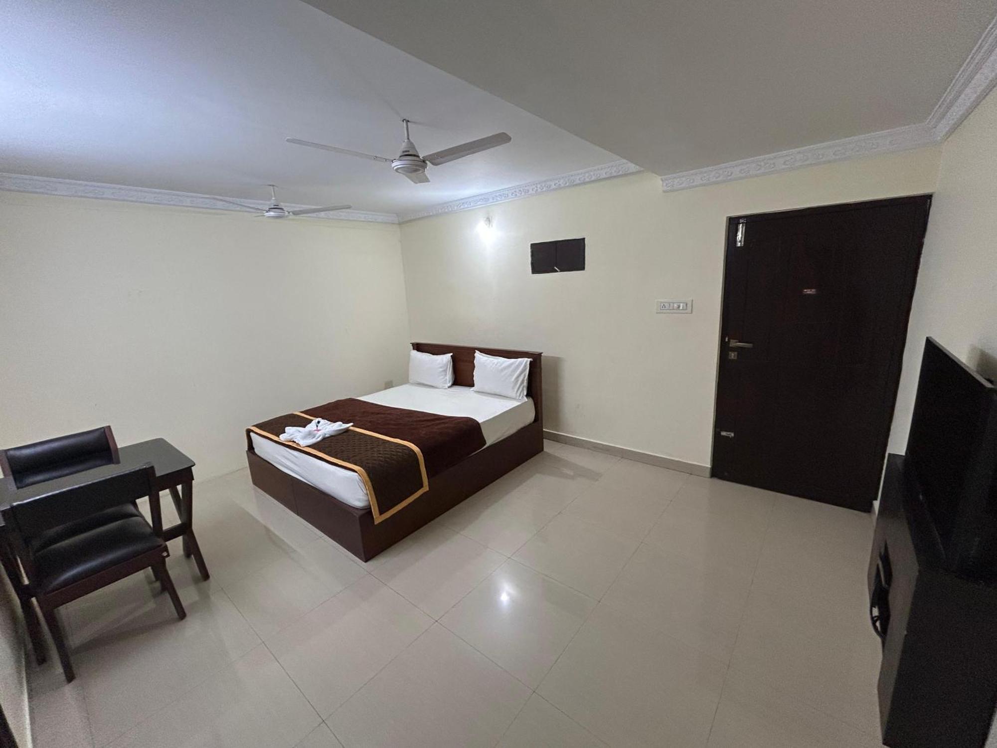 K V Suites Kochi Bagian luar foto