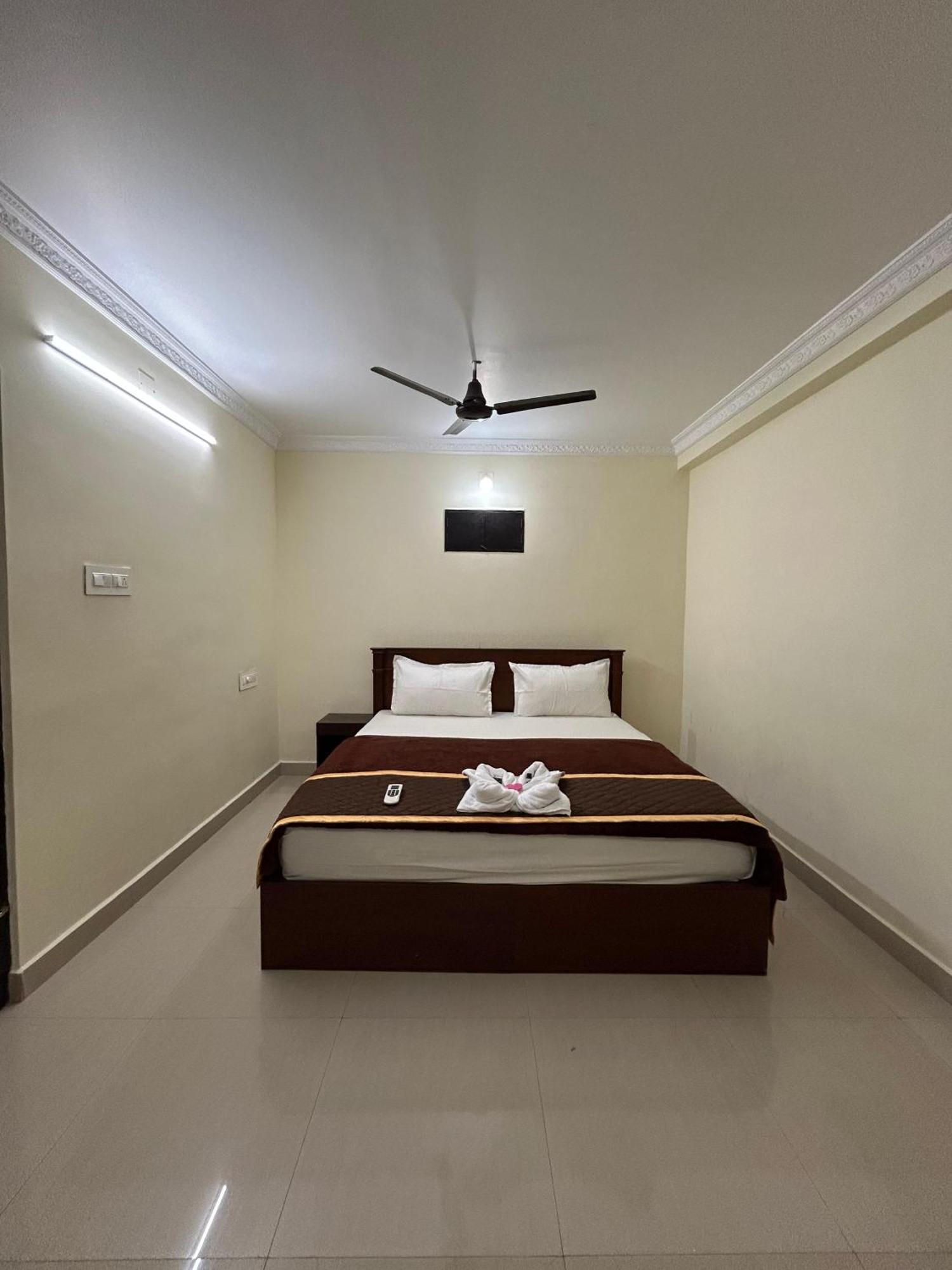 K V Suites Kochi Bagian luar foto