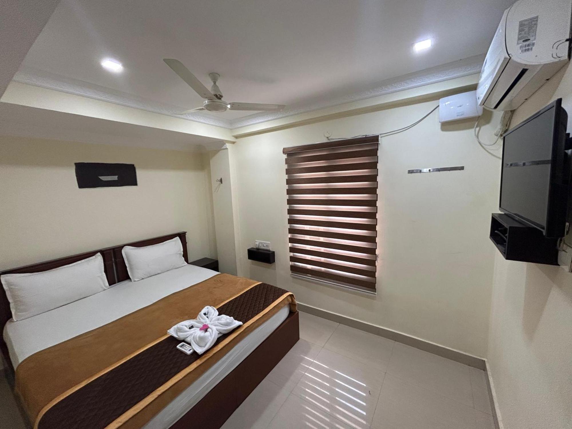 K V Suites Kochi Bagian luar foto