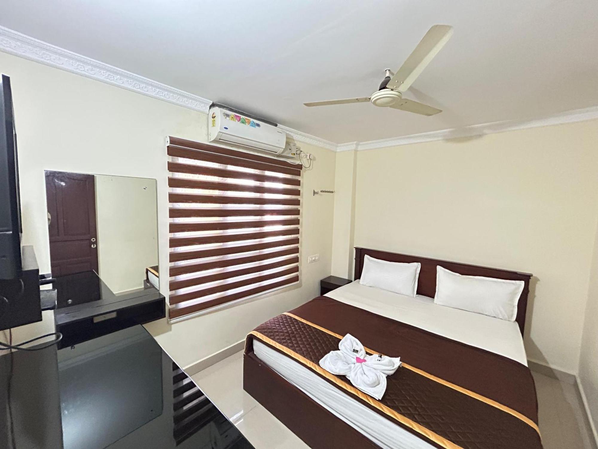 K V Suites Kochi Bagian luar foto